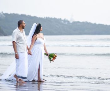 couple-on-the-beach-sri-lanka-honeymoon-tour-ceylon-expeditions