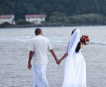 honeymoon-couple-in-sri-lanka-beach-honeymoon-ceylon-expeditions