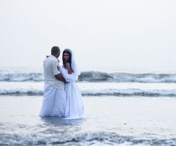 honeymoon-couple-on-the-beach-sri-lanka-luxury-honeymoon-ceylon-expeditions