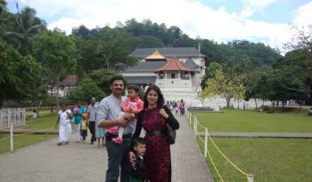 family-at-temple-of-tooth-relic-holiday-packages-sri-lanka-ceylon-expedition