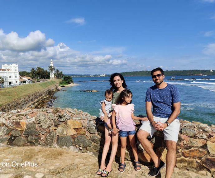family-in-galle-dutch-fort-sri-lanka-best-travel-company-ceylon-expeditions