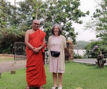 buddhist-monk-with-tourist-dr.galkande-dammananda-thero-ceylon-expeditions-buddhist-pilgrimage-tour 