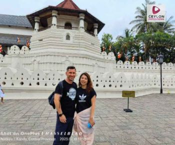 couple-at-sacred-tooth-relic-temple-ceylon-expeditions-travels